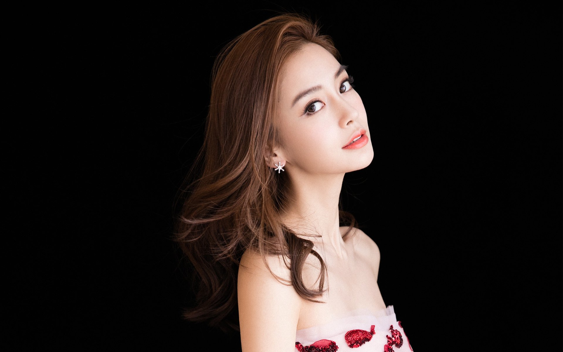 塔特在橄榄球锦标赛中的影响力越来越大,未来星光闪耀