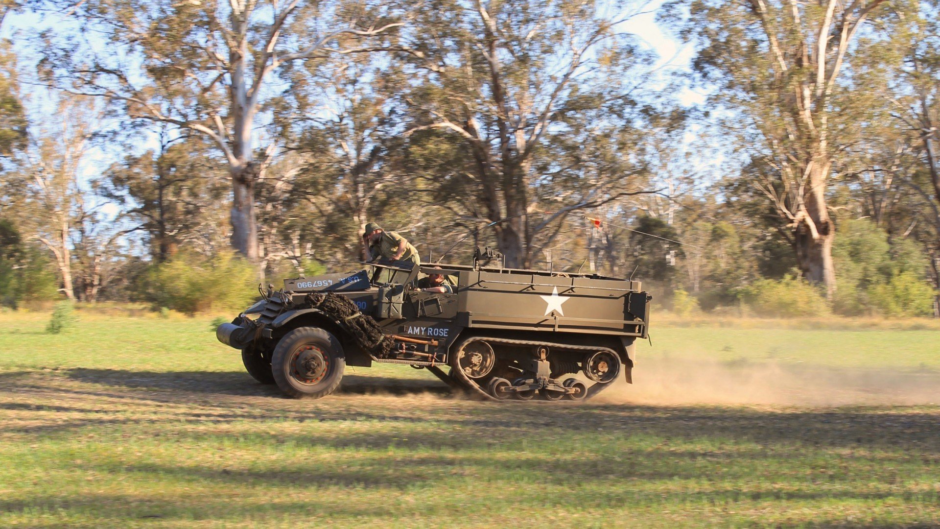 九游网页版官网-李恩：用出色的防守和精准的传球，他在中场位置上为全黑队提供保障